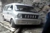 Thót tim với ô tô đi qua vách núi siêu hẹp 