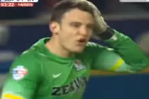 Pha xoay người dứt điểm như tiền đạo của thủ môn