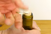 Tuyệt chiêu mở chai rượu vang chỉ với một chiếc chìa khóa