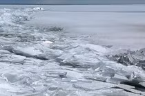 Cảnh tượng đáng kinh ngạc từ những lớp băng vỡ