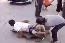 Giả vờ bại liệt xin ăn bị vạch mặt giữa phố