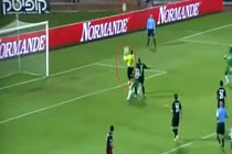 Cười té ghế với những pha xử lý bóng như diễn hài