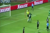 Cười té ghế với những pha xử lý bóng như diễn hài