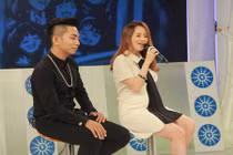 Khánh Thi vừa hát vừa khóc bên Phan Hiển