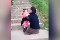 Video: Xúc động bố không chân vác con leo bậc thang 