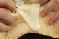 Cách làm bánh mì nhân phô mai tan chảy cực hấp dẫn