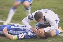 Top 10 khoảnh khắc đẫm tình người trong bóng đá thế giới