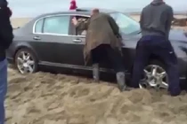 Toát mồ hôi giải cứu siêu xe “mắc cạn” trên bãi biển