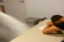 Chiêu đánh thức sinh viên ngủ gật bá đạo của thầy giáo