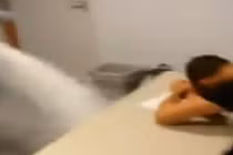 Chiêu đánh thức sinh viên ngủ gật bá đạo của thầy giáo