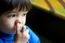 Lạ độc: Ăn gỉ mũi tốt cho sức khỏe