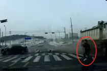 Người đi bộ thoát chết trong gang tấc lúc sang đường