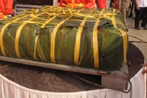 Cận cảnh gói bánh chưng khổng lồ 2,5 tấn dâng lễ Giỗ Tổ Hùng Vương