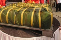 Cận cảnh gói bánh chưng khổng lồ 2,5 tấn dâng lễ Giỗ Tổ Hùng Vương