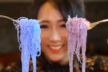 Video: Kỳ lạ món mì... đổi màu khi ăn