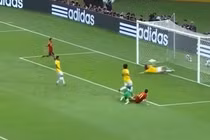 Những pha cứu thua không tưởng trong lịch sử bóng đá