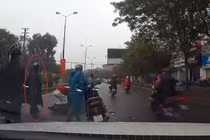 Vướng áo mưa, người đàn ông ngã lăn trước đầu xe tải suýt chết
