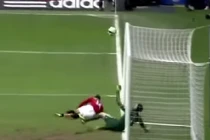 Những pha cứu thua thần thánh nhất lịch sử của thủ môn