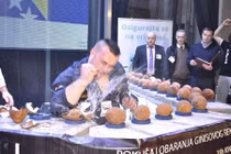 Xuất hiện “thánh đập dừa” bằng tay kinh ngạc toàn thế giới