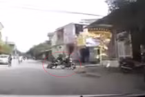 Học sinh đi xe máy lao đầu vào cửa sắt