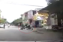 Học sinh đi xe máy lao đầu vào cửa sắt