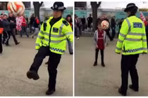 Nữ cảnh sát trổ tài tâng bóng điêu luyện