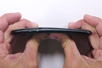 Điều gì xảy ra khi bẻ cong, tra tấn iPhone 7 bằng dao?