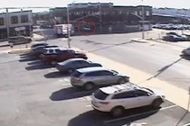 Đi quá nhanh ô tô đâm sập cả toà nhà