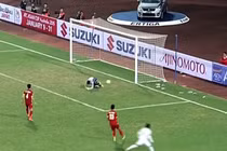 Báo quốc tế ví von Nguyên Mạnh với thủ thành Massimo Taibi