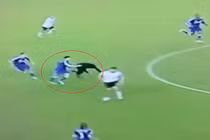 Hài hước cầu thủ đẩy trọng tài ngã nhào trên sân