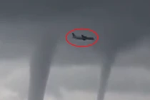 Kinh hoàng cảnh máy bay xuyên vòi rồng để hạ cánh