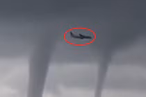 Kinh hoàng cảnh máy bay xuyên vòi rồng để hạ cánh