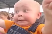 Khoảnh khắc em bé lần đầu tiên được bố cho đi xem đua xe