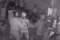 Mâu thuẫn nhỏ, 7 thanh niên cầm dao hỗn chiến trong quán net