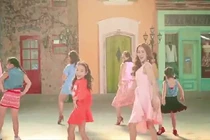 Khánh Thi đẹp rạng ngời, hát và nhảy cực sung 