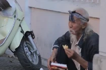 Clip "Xin ăn người lạ" lay động lòng người
