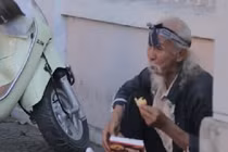 Clip "Xin ăn người lạ" lay động lòng người