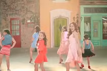 Khánh Thi đẹp rạng ngời, hát và nhảy cực sung 