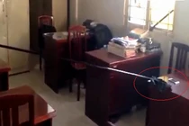 Clip: Dùng vợt trộm điện thoại trong tích tắc