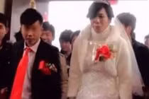 Chú rể sốc khi phát hiện cô dâu đang mang bầu là đàn ông