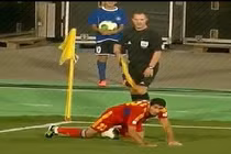 Những tình huống hài hước khi các cầu thủ đá phạt góc