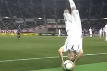 Những pha ném biên bá đạo siêu hài trên sân cỏ