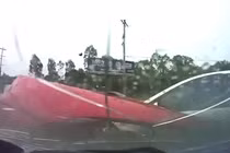 Kinh hoàng cảnh ô tô vượt đèn đỏ gây tai nạn thảm khốc