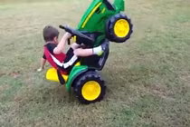 “Cười vỡ bụng” với những tai nạn “khó đỡ” của các nhóc tỳ