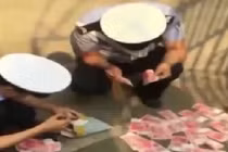 Kỳ lạ cơn mưa tiền trút xuống Trung Quốc