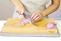 Đánh bay mùi hành tây với những nguyên liệu này