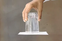 Làm thế nào để úp ngược cốc nước mà không đổ?