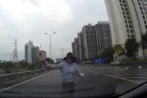 Người phụ nữ lao ra chặn đầu ô tô... xin đi nhờ