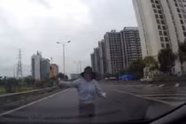 Người phụ nữ lao ra chặn đầu ô tô... xin đi nhờ