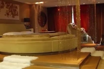 Bên trong phòng ngủ tráng lệ như ông hoàng của Đàm Vĩnh Hưng